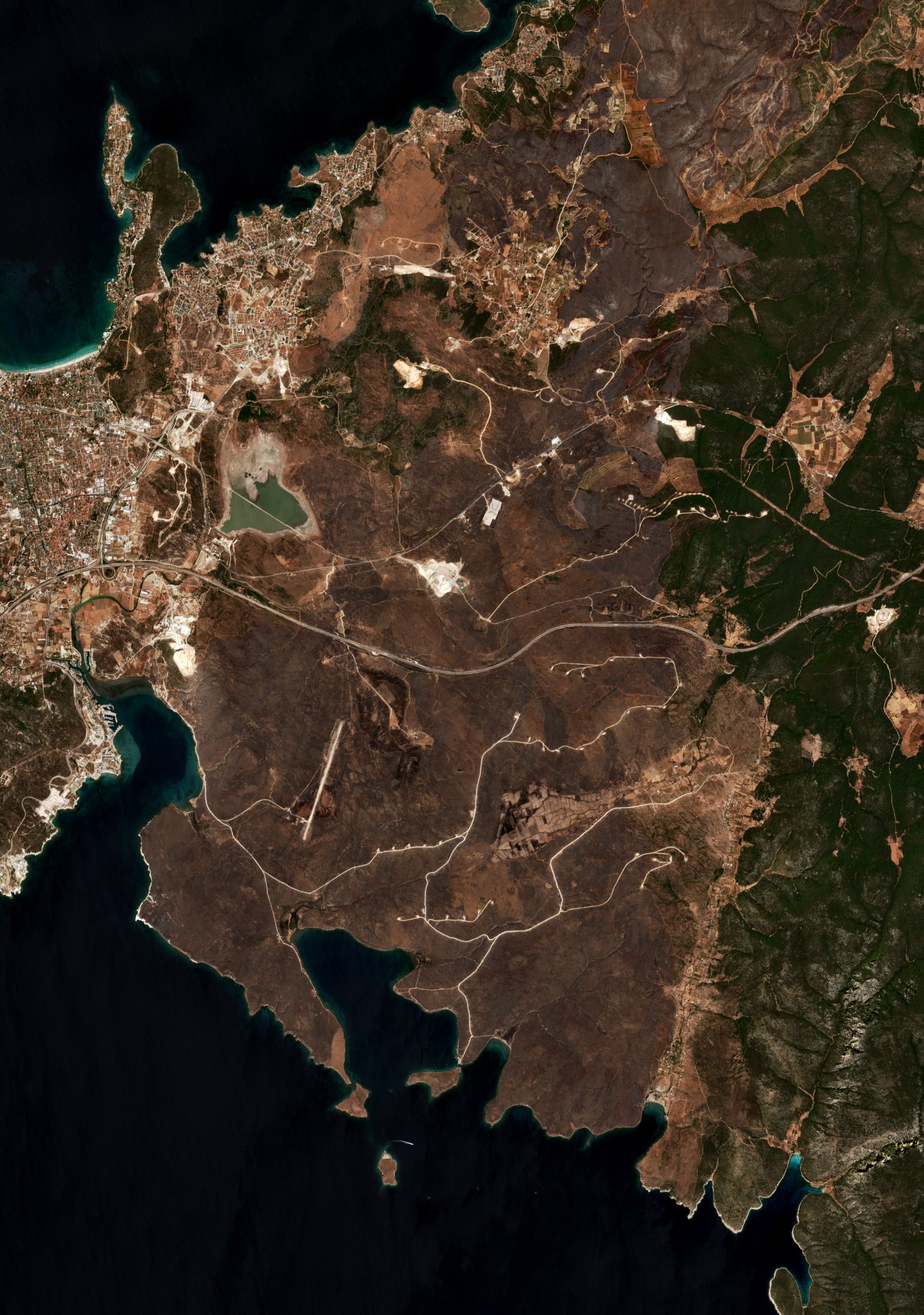 Leégett terület műholdról — Alaçatı