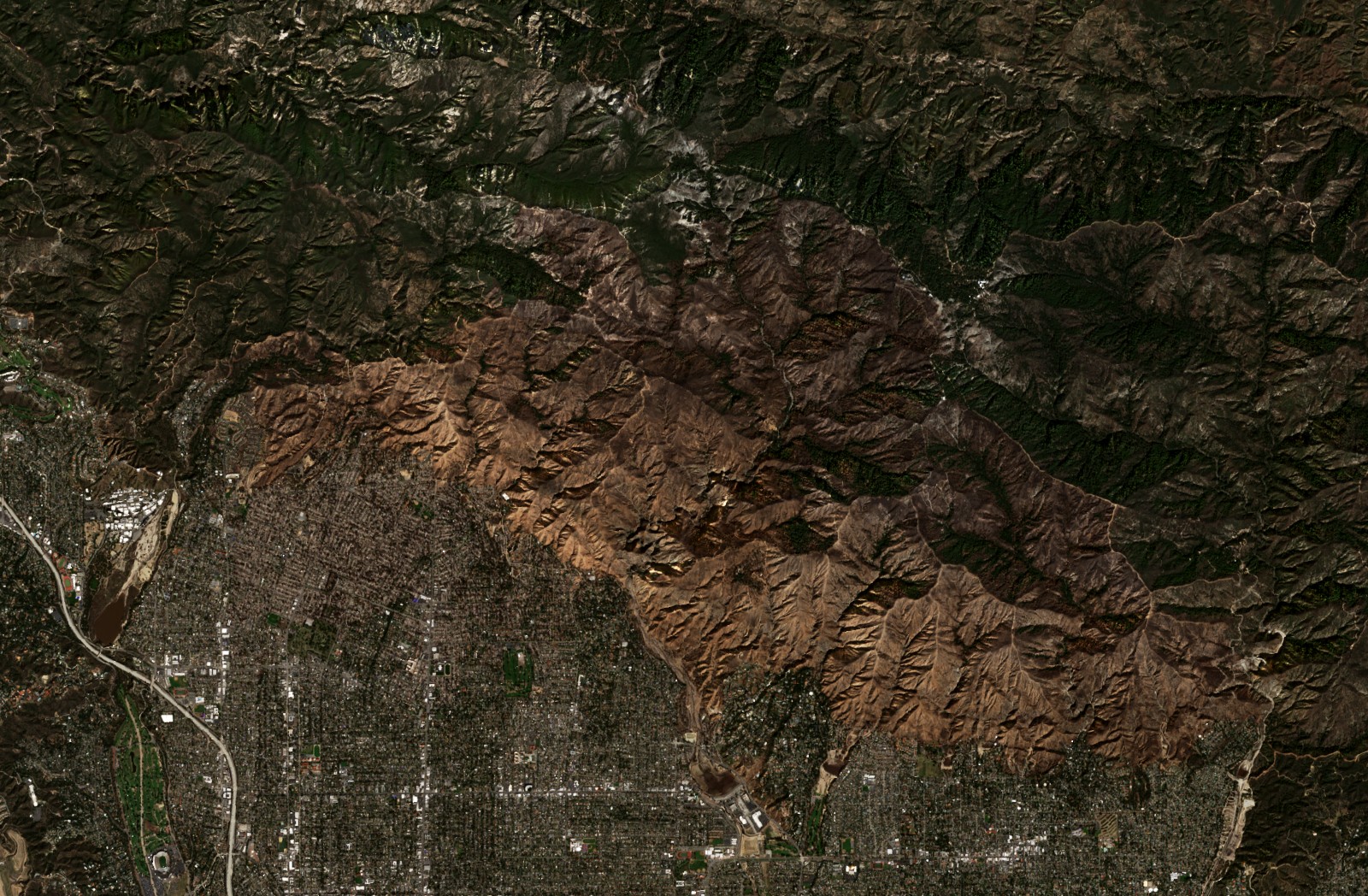 A Altadenánál (Los Angeles) pusztító tűz leégett területe műholdról, 2025. február 21.