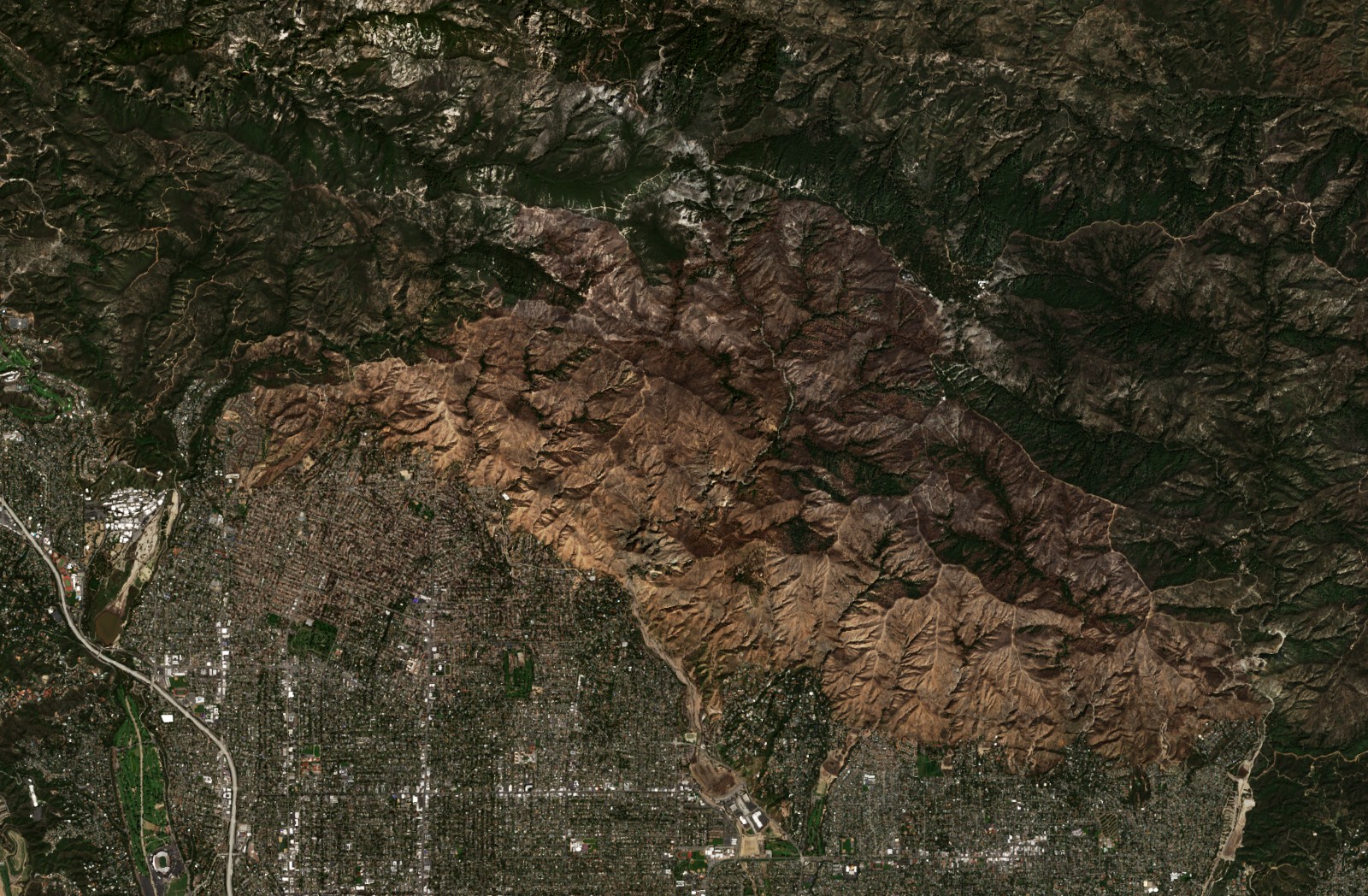 Leégett terület műholdról — Altadenánál (Los Angeles)
