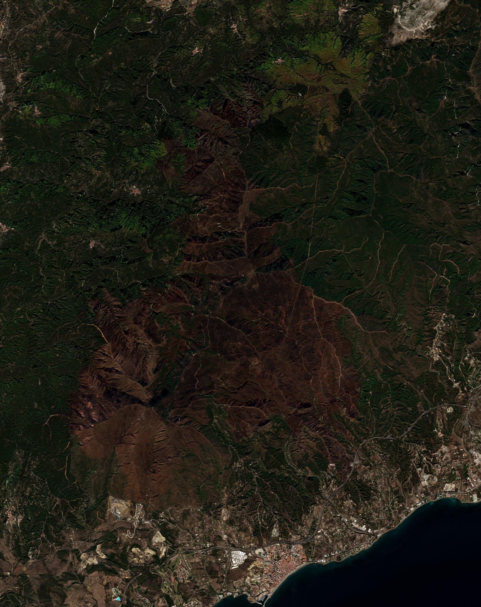 A Estepona térségében pusztító tűz leégett területe műholdról, 2021. november 9.