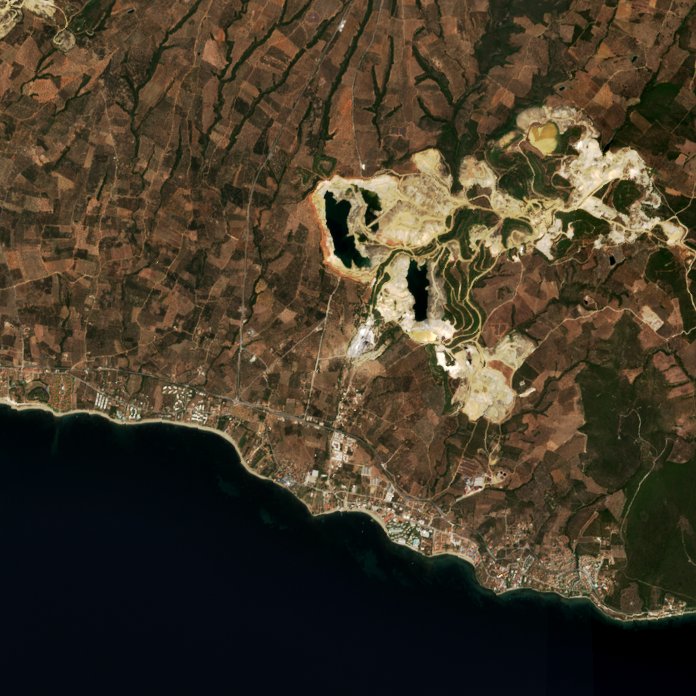 A Kalýves Polygýrou térségében pusztító tűz leégett területe műholdról, 2026. augusztus 17.