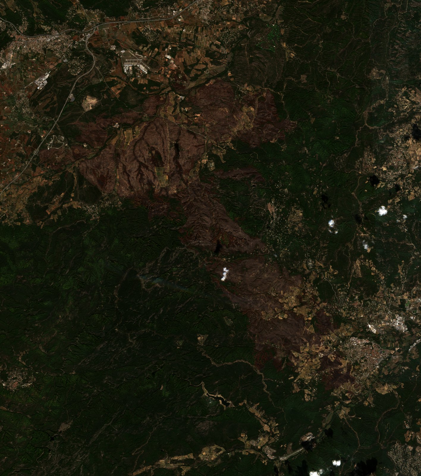 A La Garde-Freinet térségében pusztító tűz leégett területe műholdról, 2021. október 16.