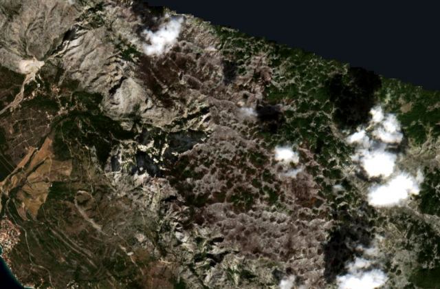 Leégett terület műholdról — Makarska