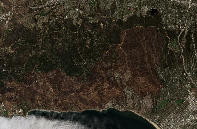 Leégett terület műholdról — a Pacific Palisades-nél (Los Angeles)