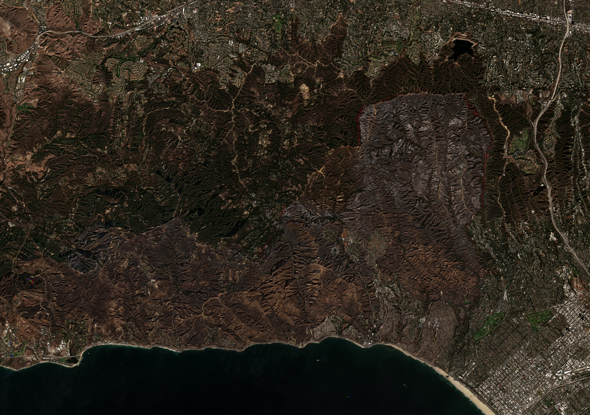 A a Pacific Palisades-nél (Los Angeles) pusztító tűz leégett területe műholdról, 2025. január 12.