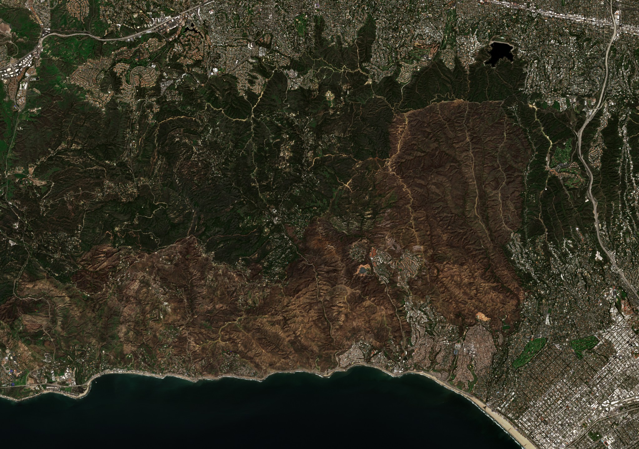 Leégett terület műholdról — a Pacific Palisades-nél (Los Angeles)