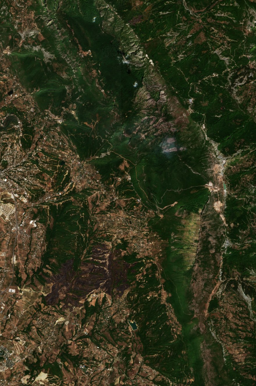 Leégett terület műholdról — Tirana