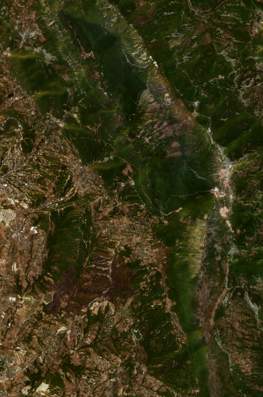 Leégett terület műholdról — Tirana